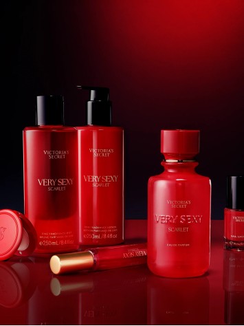 Парфюмированный спрей VERY SEXY Scarlet Fragrance Mist