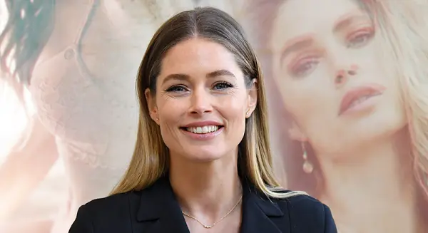 Медицина қызметкерлерінің порно суреттері Әйел проктолог порно